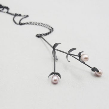 Pärlor och svart silver. Pearls and black silver.