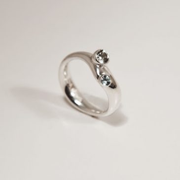 Ringar med balkonger. Rings with balconies.