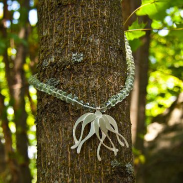 Halsband på träd. Adorable trees.