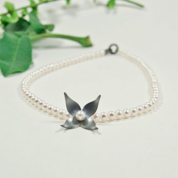 Klematis i oxiderat silver. Clematis in oxidised silver.