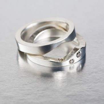 Vigselringar? Wedding bands?