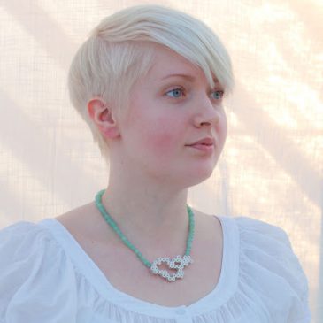 ”Moln” halssmycke med pärlplatta i silver och serpentin collier. ”Clouds” necklace in silver with serpentine necklace.