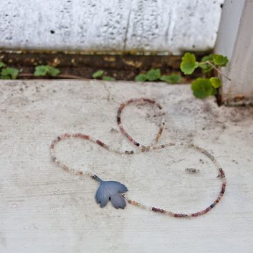 Halsband och vårkänslor i orangeriet. Necklaces and spring feelings in the orangery.