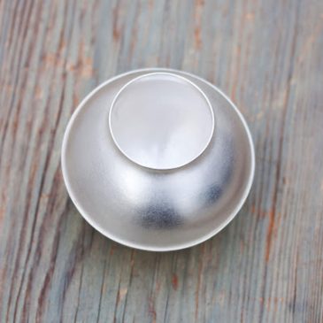 En liten silverkanna som kan växa! A small silver jug that could grow!