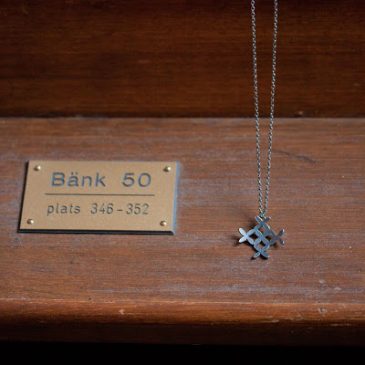 Smycken kvarglömda i kyrkan. Jewelry left in the Church.