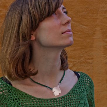 Ett grönt halsband för att fira vårens ankomst. A green necklace to celebrate the arrival of spring.