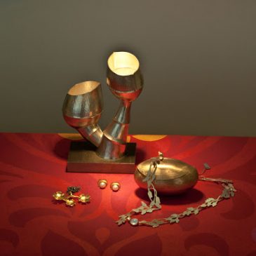 En underbar skyltning med smycken och föremål på LOD. A wonderful display of jewelry and objects at LOD.