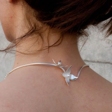 Halssmycke i silver med klematis och vita pärlor. Necklace in silver with clematis and white pearls.