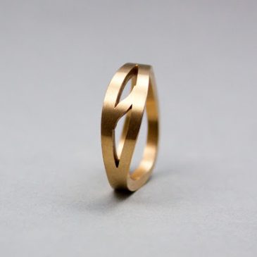 Hans vigselringar. His wedding rings.