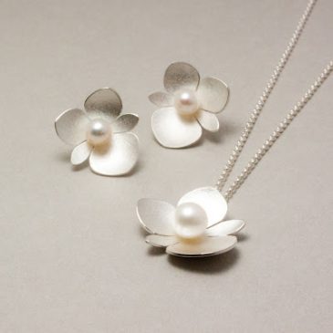 Silversmycken till en brud. Silver jewelery for a bride.