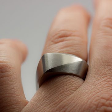 Tillbaka-med maffiga vigselringar i titan! Back-with impressive wedding rings in titanium!