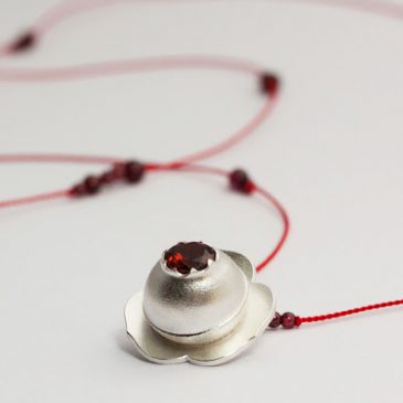 Snart jul! Ett rött näckrossmycke. Soon it will be Christmas! A red water lily pendant.