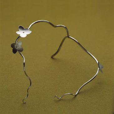 Hortensia halsband med kaffefärgade diamanter. Hydrangea necklace with coffee diamonds.