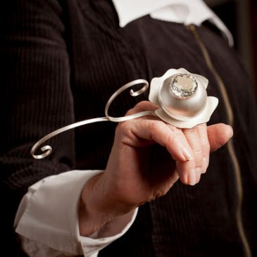 Så här ser ringen ut på handen! The ring balance beautifully on your hand!