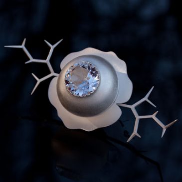 Taggig näckrosring av silver och bergkristall. Thorny water lily ring of silver and rock crystal.