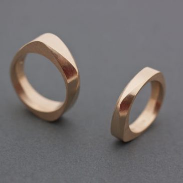 Annorlunda vigselringar i Svenskt rödguld. Exceptional wedding rings in Swedish red gold.