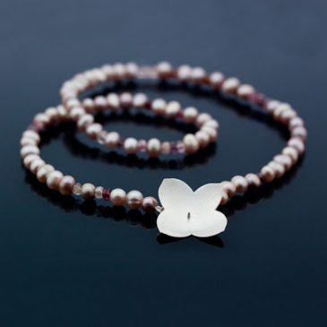 Sommarsmycken, silver, pärlor och safirer. Summer Jewelry, silver, pearls and sapphires.