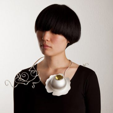 Näckroshalsband med citronkvarts. Water Lily necklace with lemon quartz.