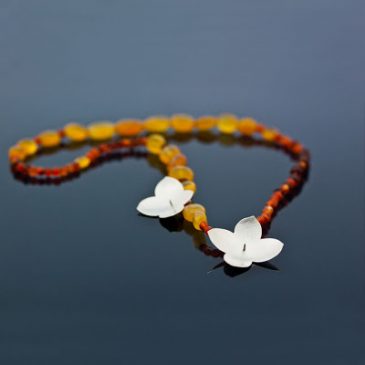 Ett smycke av silver och eld. Jewelry of silver and fire.