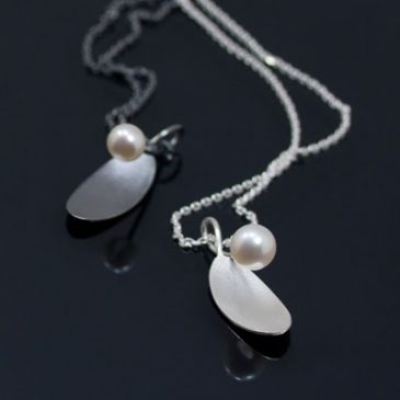 Hängsmycken av silver i butiken på Hallwylska Museet. Pendants of silver in the store at the Hallwyl Museum.