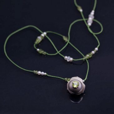 Solsken! Ett smycke får en ny färg. Sunshine! A piece of jewelry gets a new color.