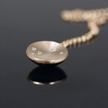 Ett smycke för att fira fem år tilsammans! A piece of jewelry to celebrate five years together!