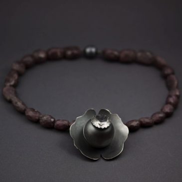 Näckrossmycke med färg av sommarens åskväder. Waterlily Jewelry with the color of summer thunderstorms.