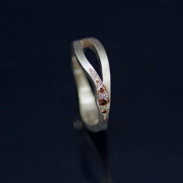 Vigselring med jugend känsla. Wedding ring with Art Nouveau feeling.