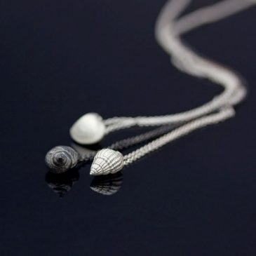 Att se skönhet i det lilla. Små små snäckhalsband. Tiny tiny seashell necklaces.