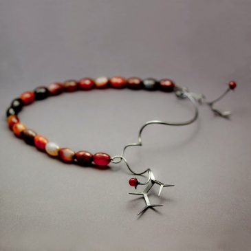 Halsband med nakna grenar och röda bär. Necklace with bare branches and red berries.