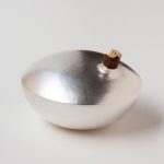 Sockerburk i silver med lock av trä. Petronella Eriksson