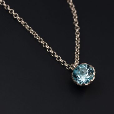 En sten i en tunn kedja.