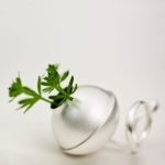 En silverring som är en vas, en knopp, en linje som är ringskenan, eller rötter. Var går gränsen mellan ett smycke och ett föremål? Det här är en silverring. Och en vas.