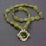 Formerna på mina bokmärken började som fattningar..och här är ett smycke med en silverfattning i samma stil. Stenen i mitten är en Citronkvarts och collieret av Serpentin.