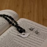 Här har min bokmärkes ängel blivit en silverberlock på ett tätt halsband.