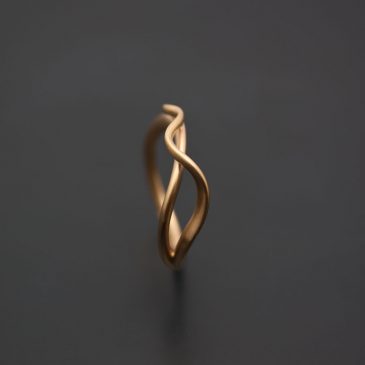 En lätt, organisk vigselring i rött guld.