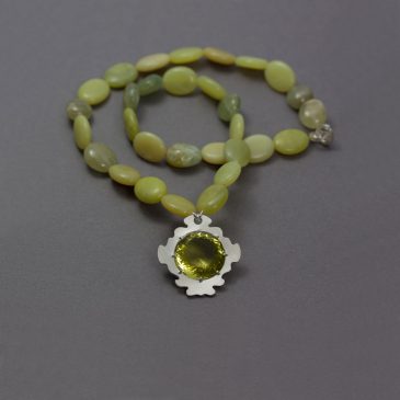 Smycken med vackra stenar att bära på olika sätt!