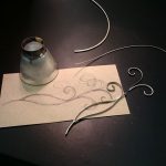 Bockar oval silvertråd till handtaget.