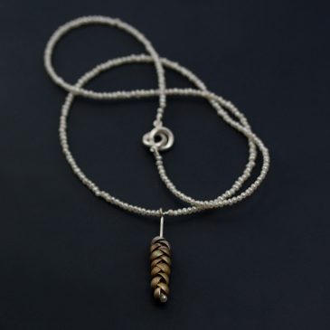 Sommarsmycken i silver med collier i vitt blått och grönt!