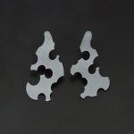 Kanske borde jag fotograferat de här örhängena i oxiderat silver på ljus bakgrund.. men svart på svart har nått..