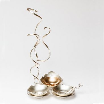 Kryddställ i silver och rödguld av silversmeden Petronella Eriksson. En gåva från Sveriges riksdag och regering till H.K.H. Kronprinsessan Victoria på hennes 40-årsdag. Gravören Lisa Henrich har graverat Kronprinsessans monogram. Foto: Christian Habetzeder.