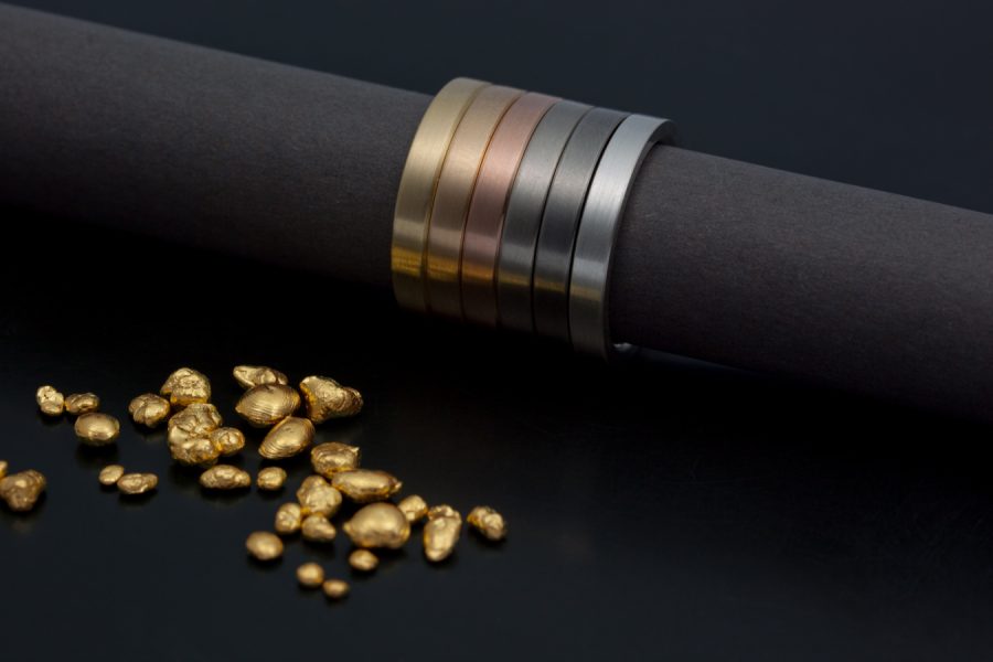 Gult EU guld, svenskt rödguld, extra rött guld, vitguld, titan och silver. Granulatet under ringarna är rent 24k guld.