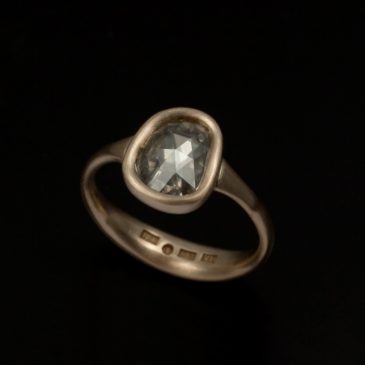Förlovningsring med rosenslipad diamant.