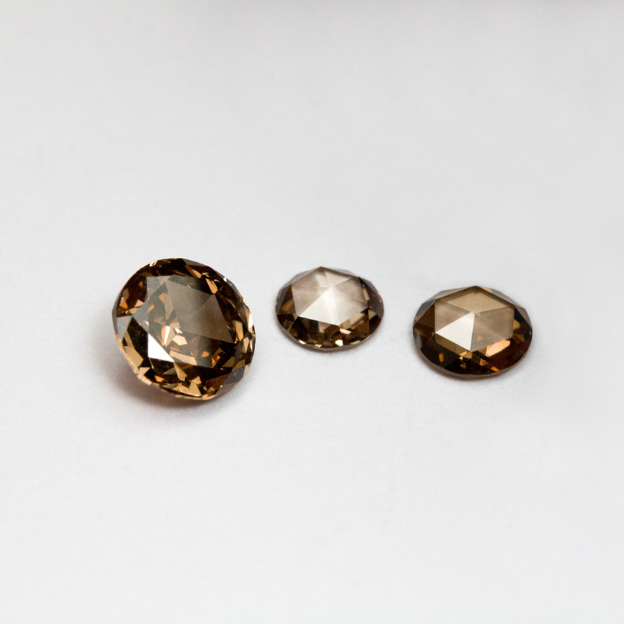 Transparanta rosenslipade diamanter från den etiska gruvan Argyle i Australien. Stenarna är så olka när man vände på dem. Den stora på 0,5 ct. har mycket liv från undersidan!