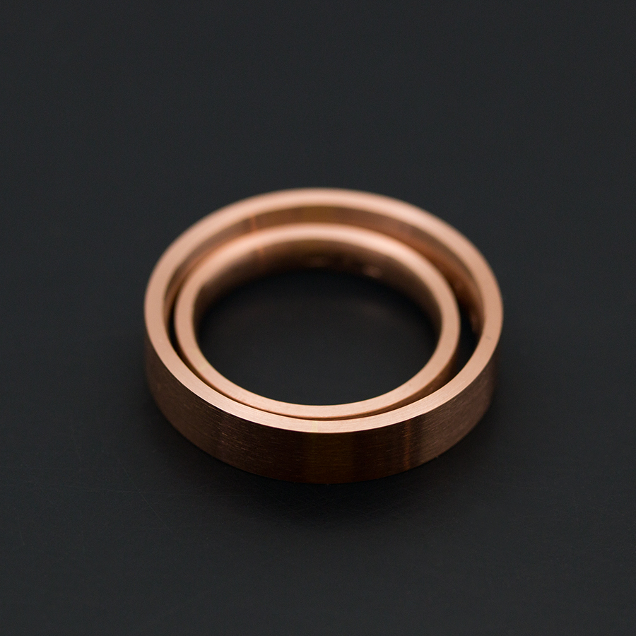 Vigselringar i extra rött 18k guld. Den lilla ringen med en etik brun diamant från gruva i Argyle.
