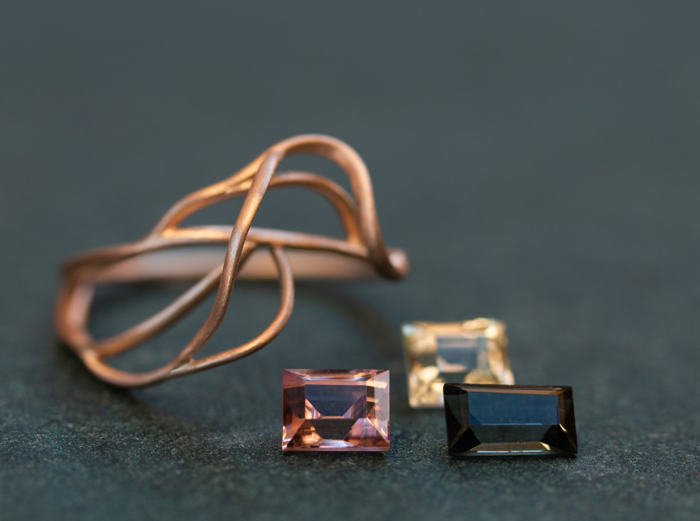 Drömmar, speglar, stenar, material, former, skisser, tester, funderingar. Ovala trådar av 18k guld knyts i hop till något tredimensionellt. Visst skulle en rektangulär turmalin passa in?