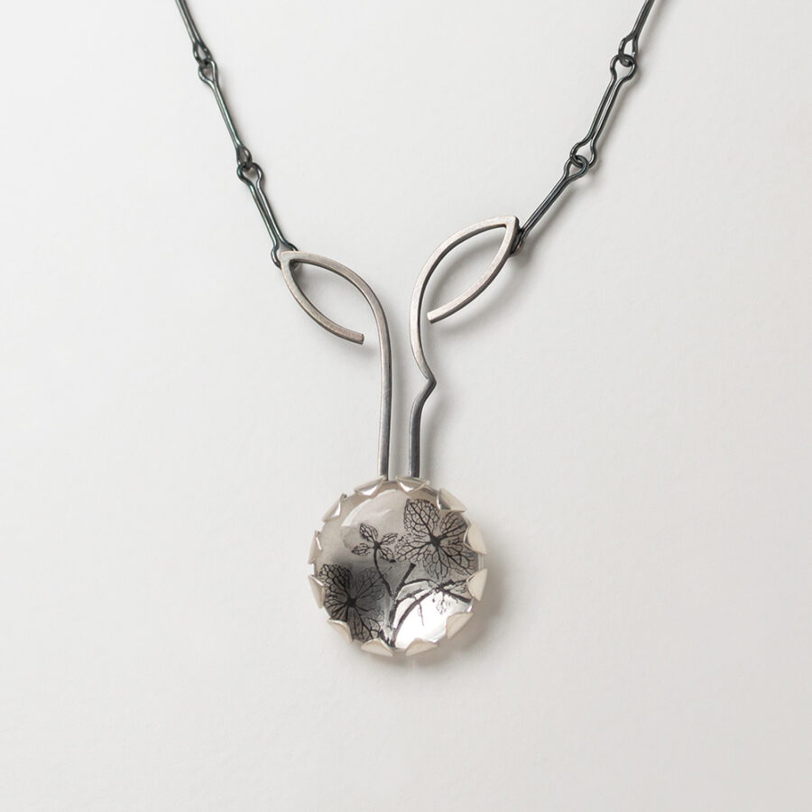 Kedjor till silversmycken Kedjan är en stor del av uttrycket i det här smycket av silver och bergkristall.. Petronella Eriksson