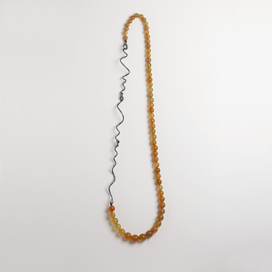 Halssmycke med runda karneolkulor och en kedja av oxiderat silver. Formerna i kedjan är hämtade från skisser av klängen och garnlavar. Att bygga egna silverkedjor