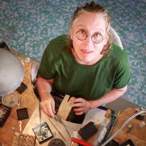 Petronella Eriksson Om mig

"Min kannor vill bli sotiga och diskas i en bäck, bland ormbunkar och fuktiga mossor. Min smycken vill bäras, nötas, putsas och lagas. Konsten består i själva användandet." 