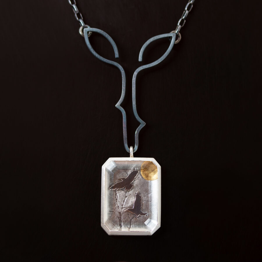 Smycke med porträttslipad bergkristall. silver, finsilver och 24k guld